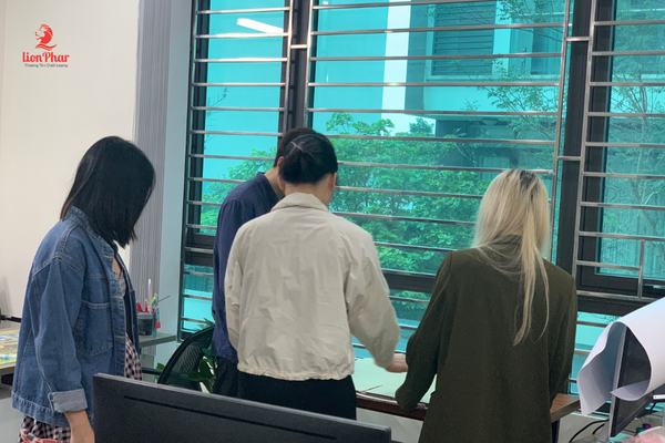 Các thành viên của hai đội cùng nhau hoàn thành thử thách