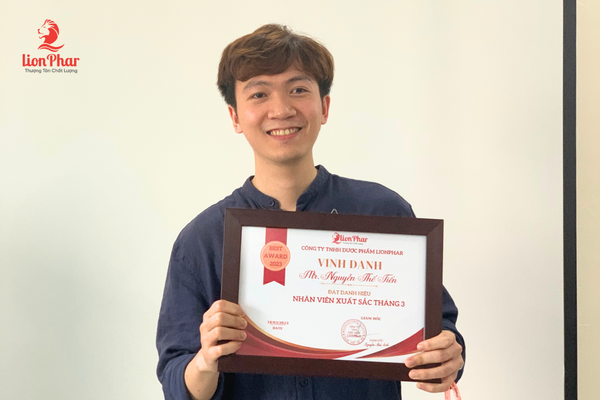 Chúc mừng anh Tiến- ông hoàng trà đạo của công ty đã đạt được danh hiệu nhân viên xuất sắc tháng 3