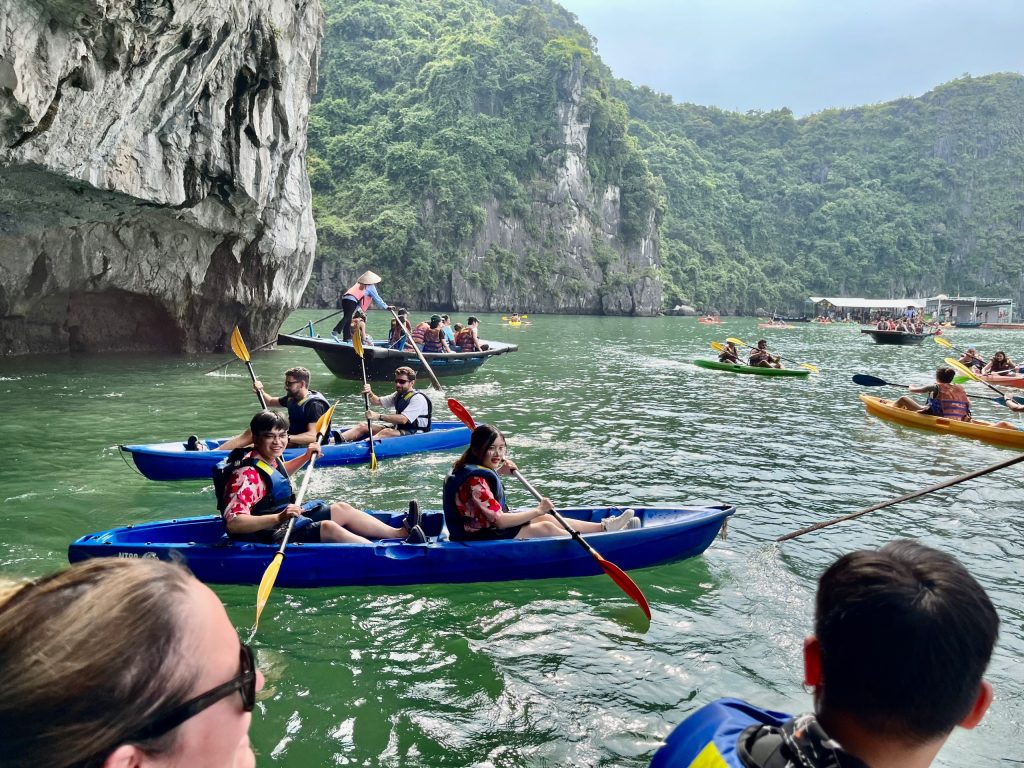 Hoạt động trải nghiệm chèo thuyền Kayak Hoạt động trải nghiệm chèo thuyền Kayak