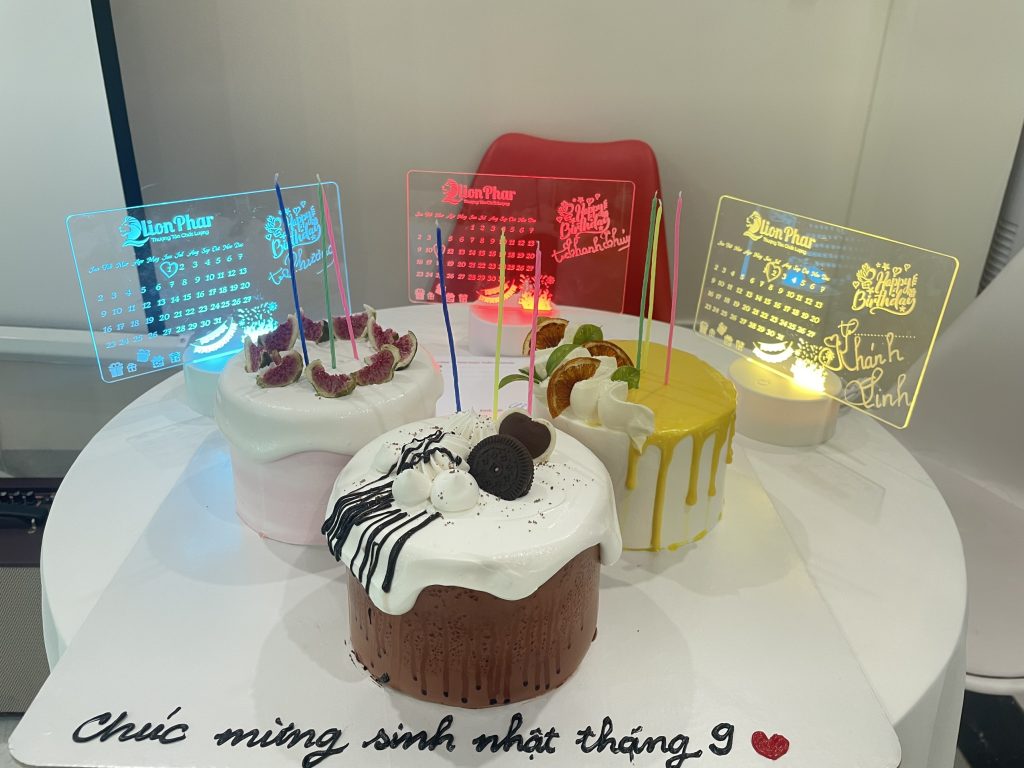Bánh kem xinh xắn chúc mừng sinh nhật thành viên sinh nhật Tháng 9 Bánh kem xinh xắn chúc mừng sinh nhật thành viên sinh nhật Tháng 9