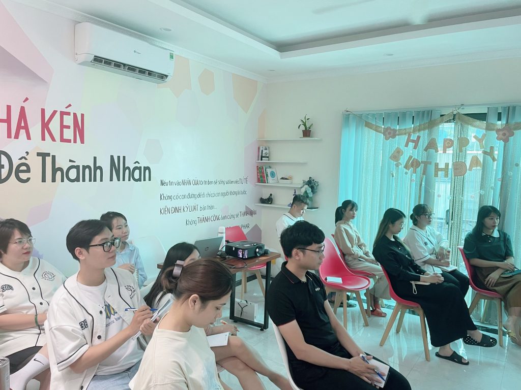 Mọi người chăm chú lắng nghe Mọi người chăm chú lắng nghe