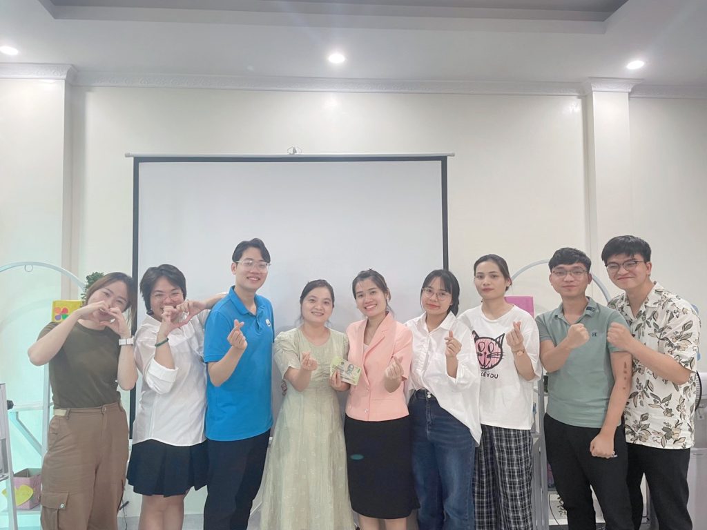 Đội Trắng nhận phần thưởng Đội Trắng nhận phần thưởng