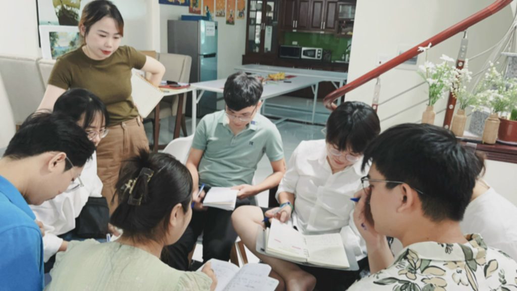 Đội Trắng cùng nhau thảo luận Đội Trắng cùng nhau thảo luận