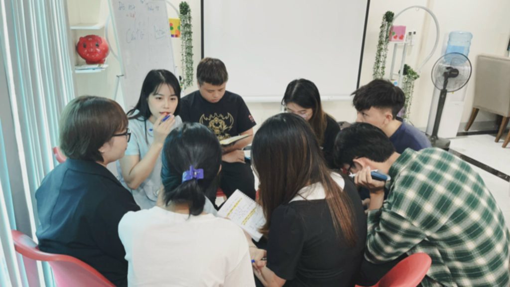Đội Đỏ cùng nhau thảo luận Đội Đỏ cùng nhau thảo luận