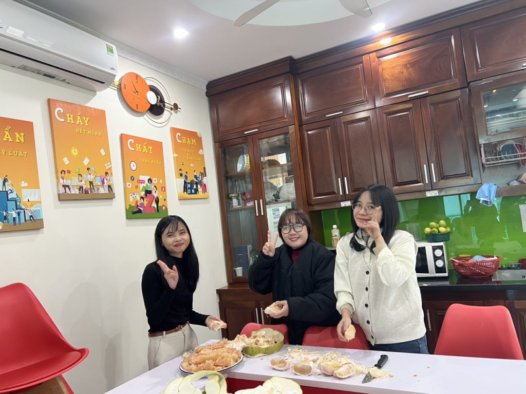 Mọi người cùng nhau chuẩn bị trái cây Mọi người cùng nhau chuẩn bị trái cây