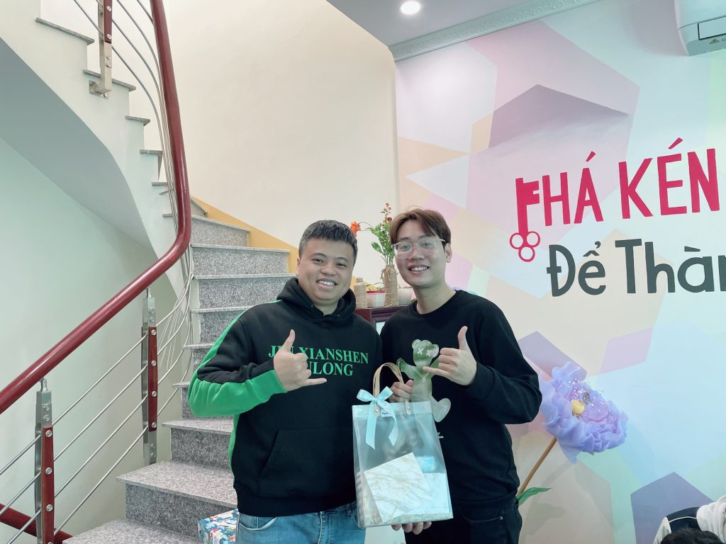 Các thành viên trao nhau phần quà Giáng sinh Các thành viên trao nhau phần quà Giáng sinh