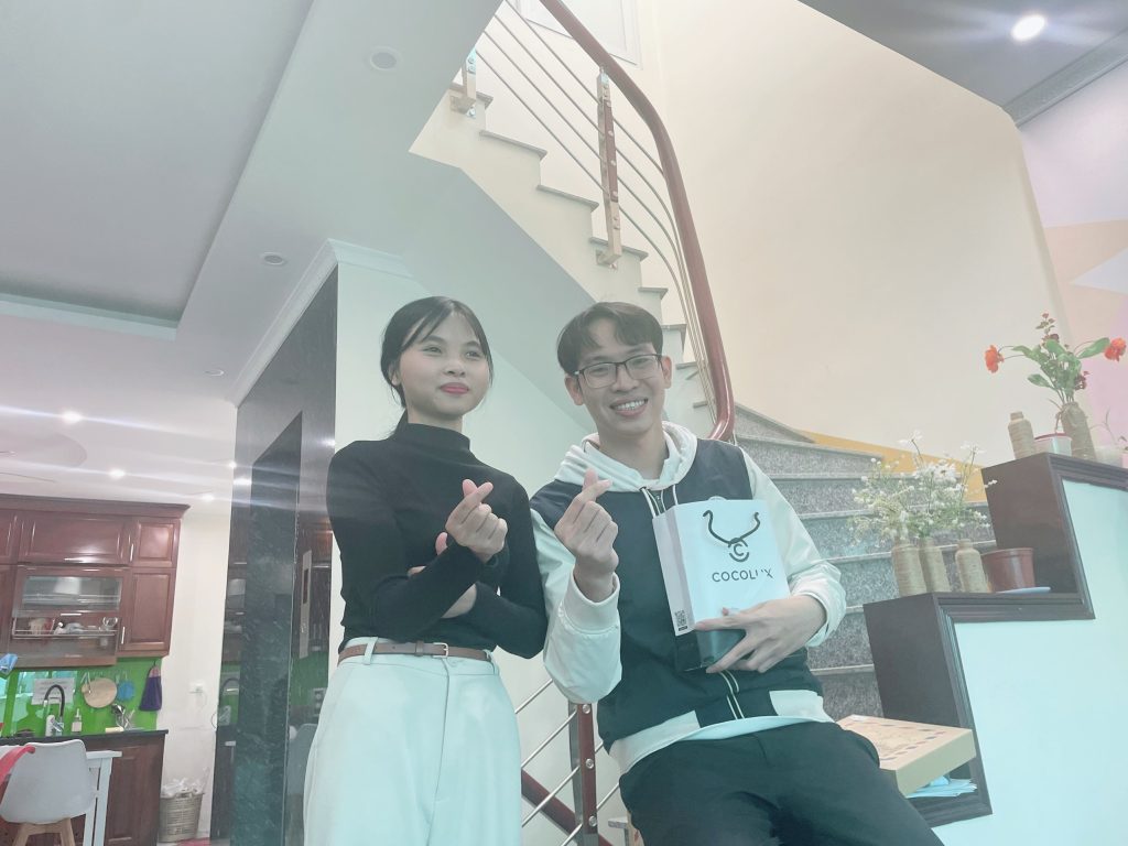 Các thành viên trao nhau phần quà Giáng sinh Các thành viên trao nhau phần quà Giáng sinh