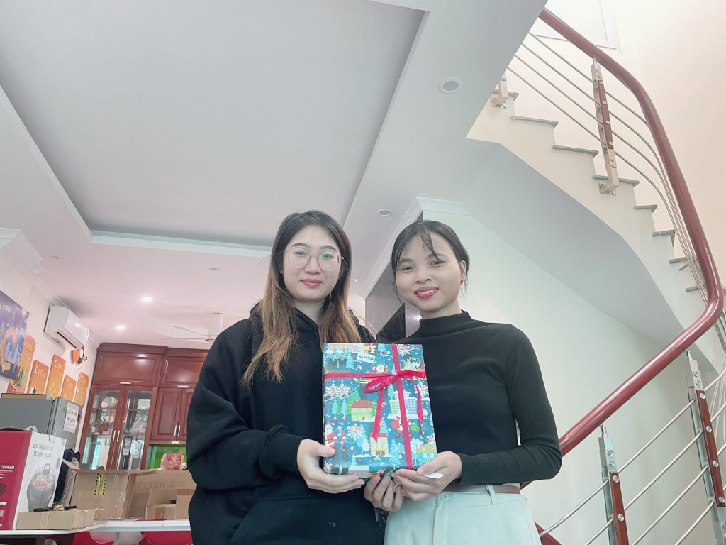 Các thành viên trao nhau phần quà Giáng sinh Các thành viên trao nhau phần quà Giáng sinh