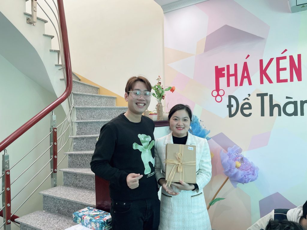 Các thành viên trao nhau phần quà Giáng sinh Các thành viên trao nhau phần quà Giáng sinh