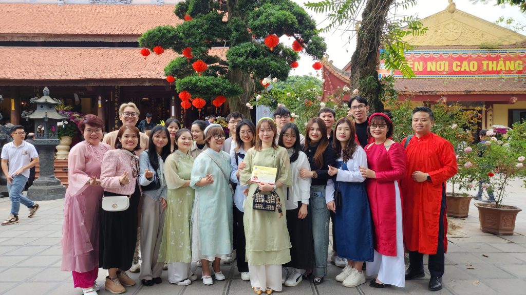 Toàn thể nhân viên công ty chụp ảnh kỷ niệm Toàn thể nhân viên công ty chụp ảnh kỷ niệm